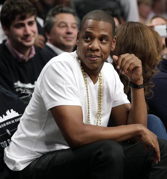 Jay-Z  stato anche azionista di minoranza dei Nets, ma ha dovuto vendere le sue quote quando ha aperto un&#39;agenzia per diventare agente dei giocatori. Epa